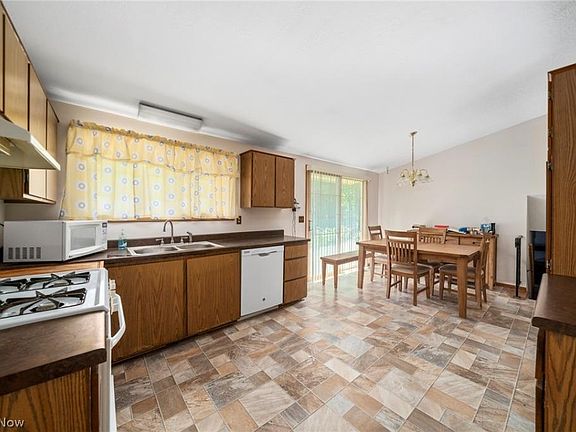 4th image of 424 N Hillsdale Dr
