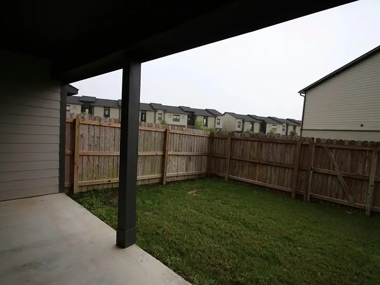 502 Momma Bear Dr — Photo 1