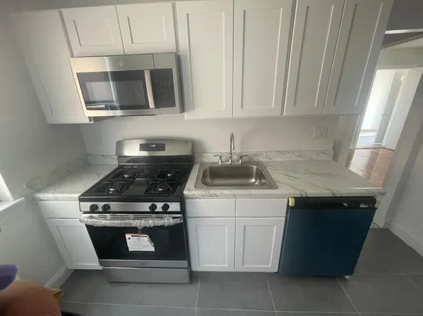 6754 224th St, Oakland Gardens, NY 11364