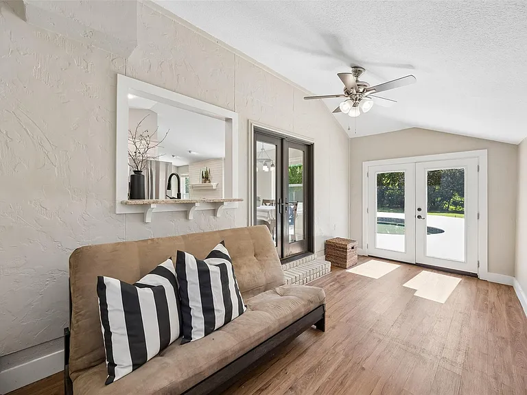 1203 Oakwood Trl — Photo 12