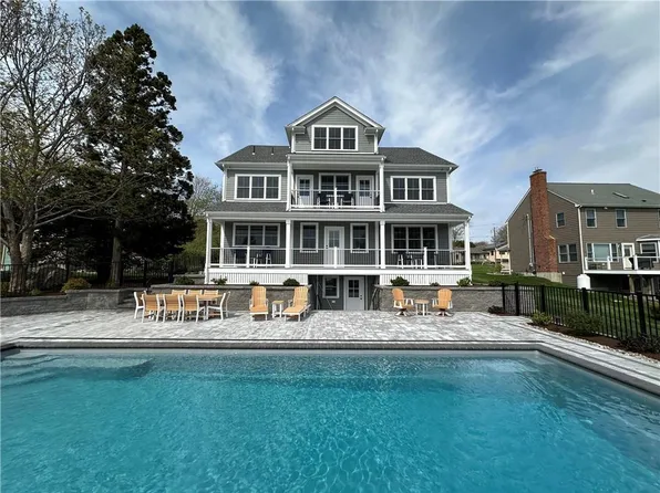 68 Albert St, Portsmouth, RI 02871