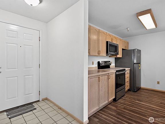 4th image of 901 Sunset Boulevard NE #D215