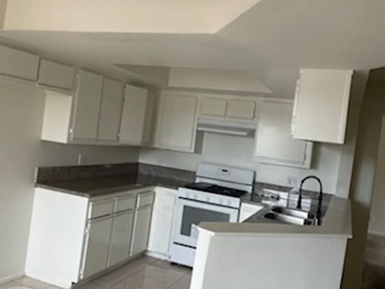 061 - Orange Grove Apartments — Photo 3