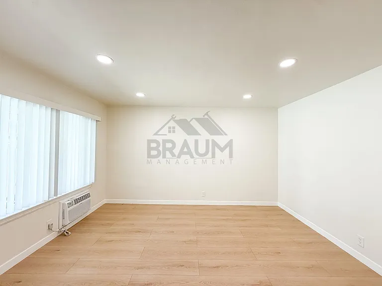 15550 Vanowen St — Photo 3