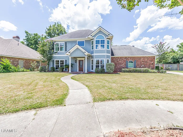 300 Oak Hollow Dr — Photo 3
