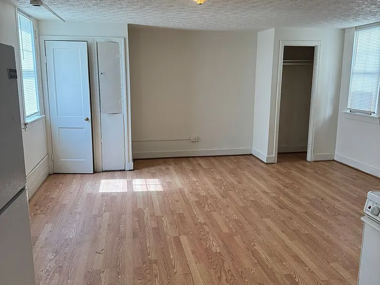 123 W Burke St — Photo 8