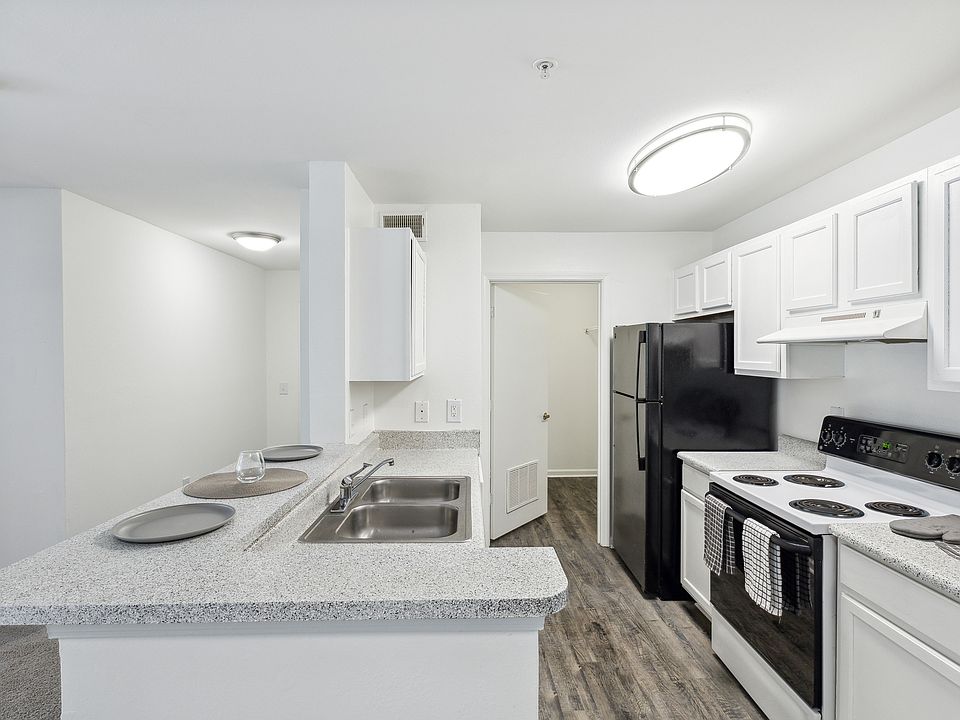 1st image of 151 Parkway N #511