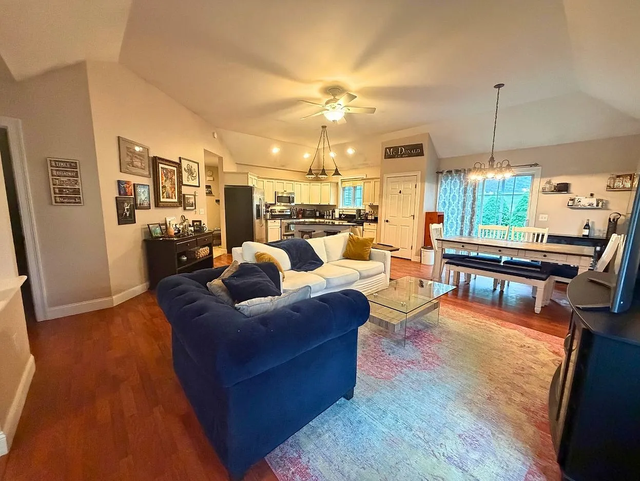 3 bed, 1446 sqft, $3,200 — Photo 3