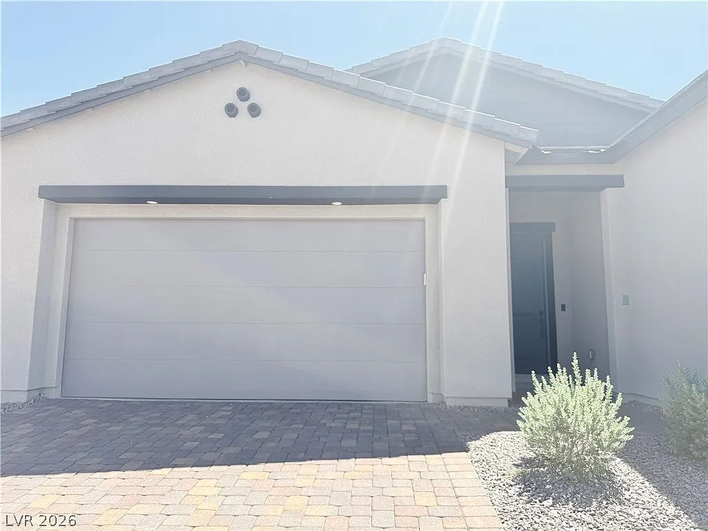 3 bed, 2.5 bath, 2011 sqft, $3,100 — Photo 2