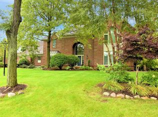 10422 N Pine Ridge Cir, Mequon, WI 53092