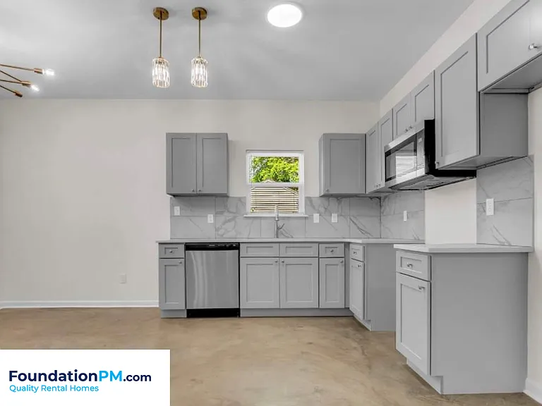 1374 Dow Pl — Photo 3