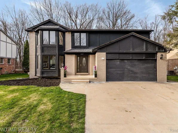 2241 Normandy Dr, Troy, MI 48085