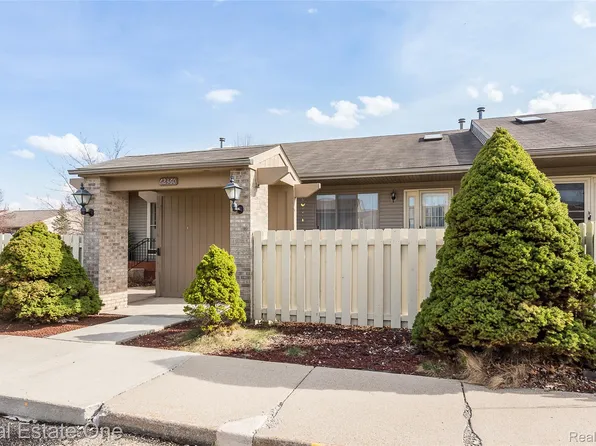 62360 Arlington Cir Unit 2, South Lyon, MI 48178
