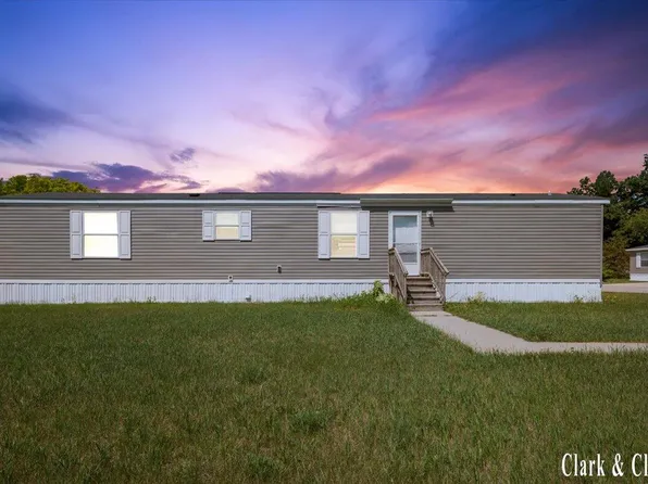 12739 Meadow Dr, Wayland, MI 49348