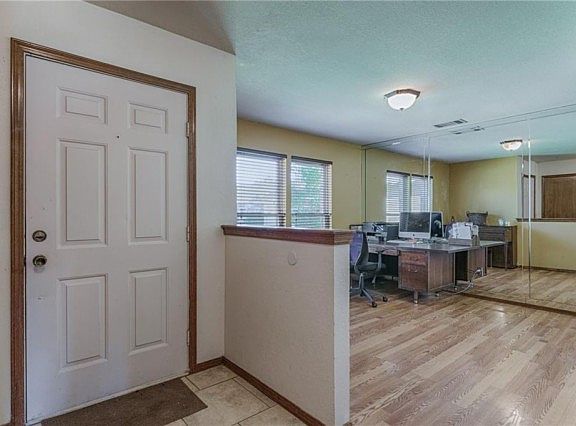 4th image of 916 Sennybridge Ct