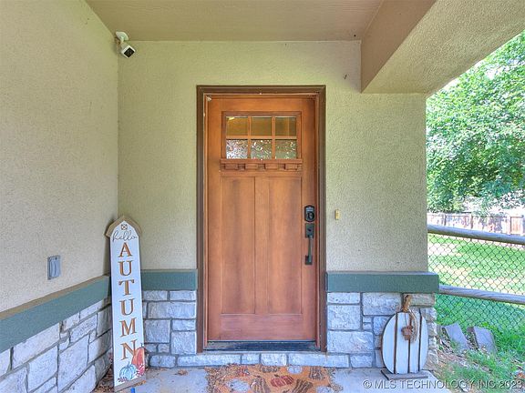 3rd image of 814 E Comet St