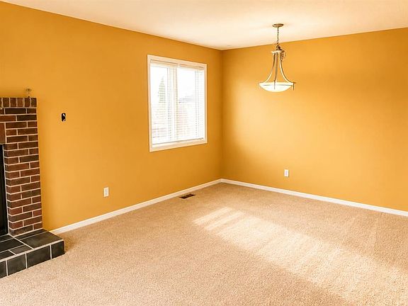 2nd image of 5 E Hillside Cres
