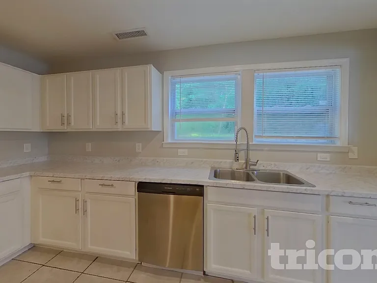 451 Presidents Ct — Photo 6