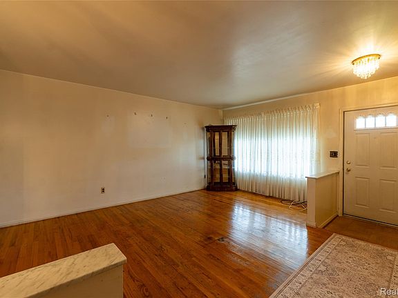 4th image of 2930 Groves Dr
