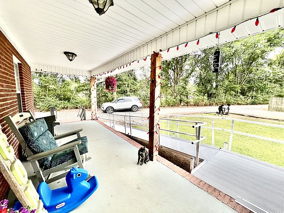 5th image of 690 Monument Rd
