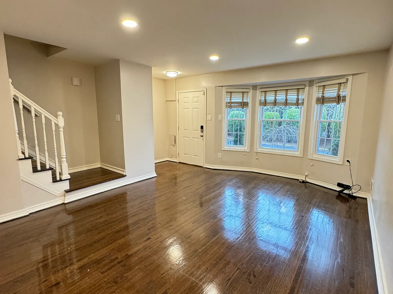 3 bed, 1.5 bath, 1900 sqft, $3,300 — Photo 2