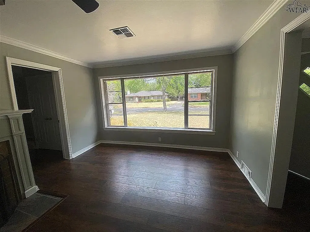 2417 Martin St — Photo 3