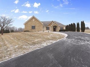 1419 Malone Ct, Cedarburg, WI 53012