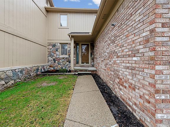 3rd image of 29455 Sylvan Ln