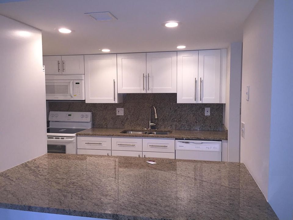 1st image of 120 Lakeview Dr APT 211