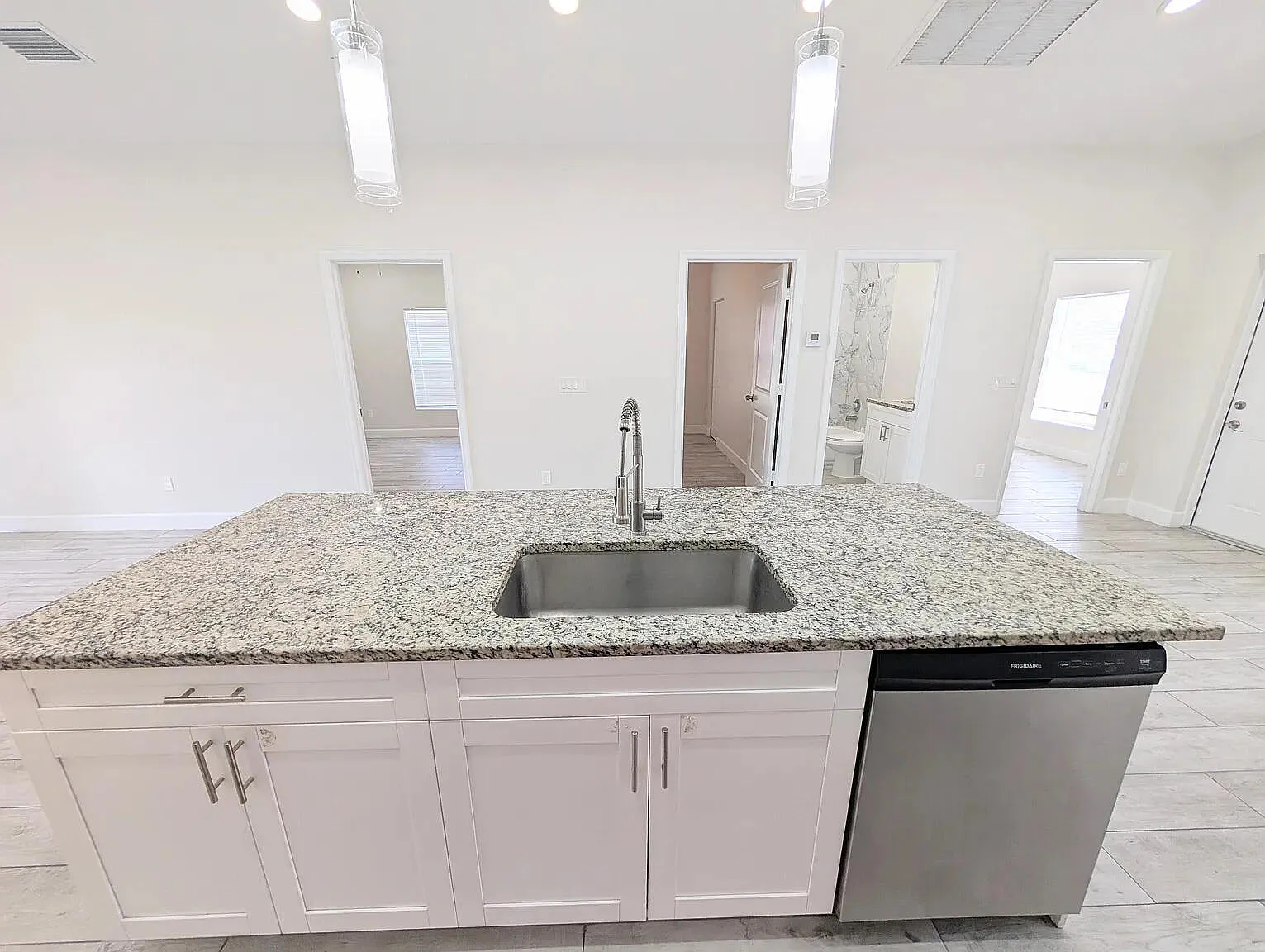 3 bed, 2.0 bath, 1180 sqft, $2,250 — Photo 3