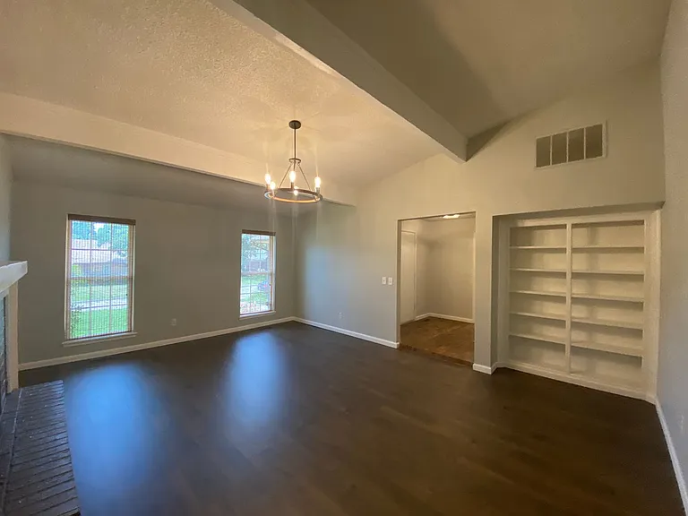 2433 Shady Tree Ln — Photo 6