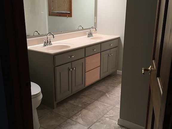3rd image of 823 Hillcrest Dr