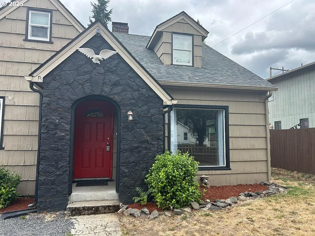 1910 E 33rd St photo 1