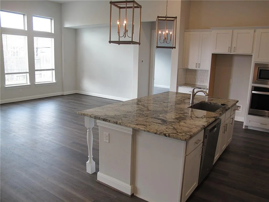 3 bed, 2.0 bath, 2435 sqft, $2,400 — Photo 4