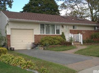 20 Robert St, Old Bethpage, NY 11804