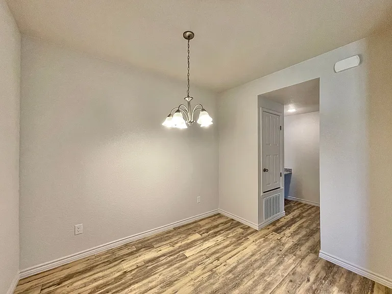 1821 Castroville Trl — Photo 8