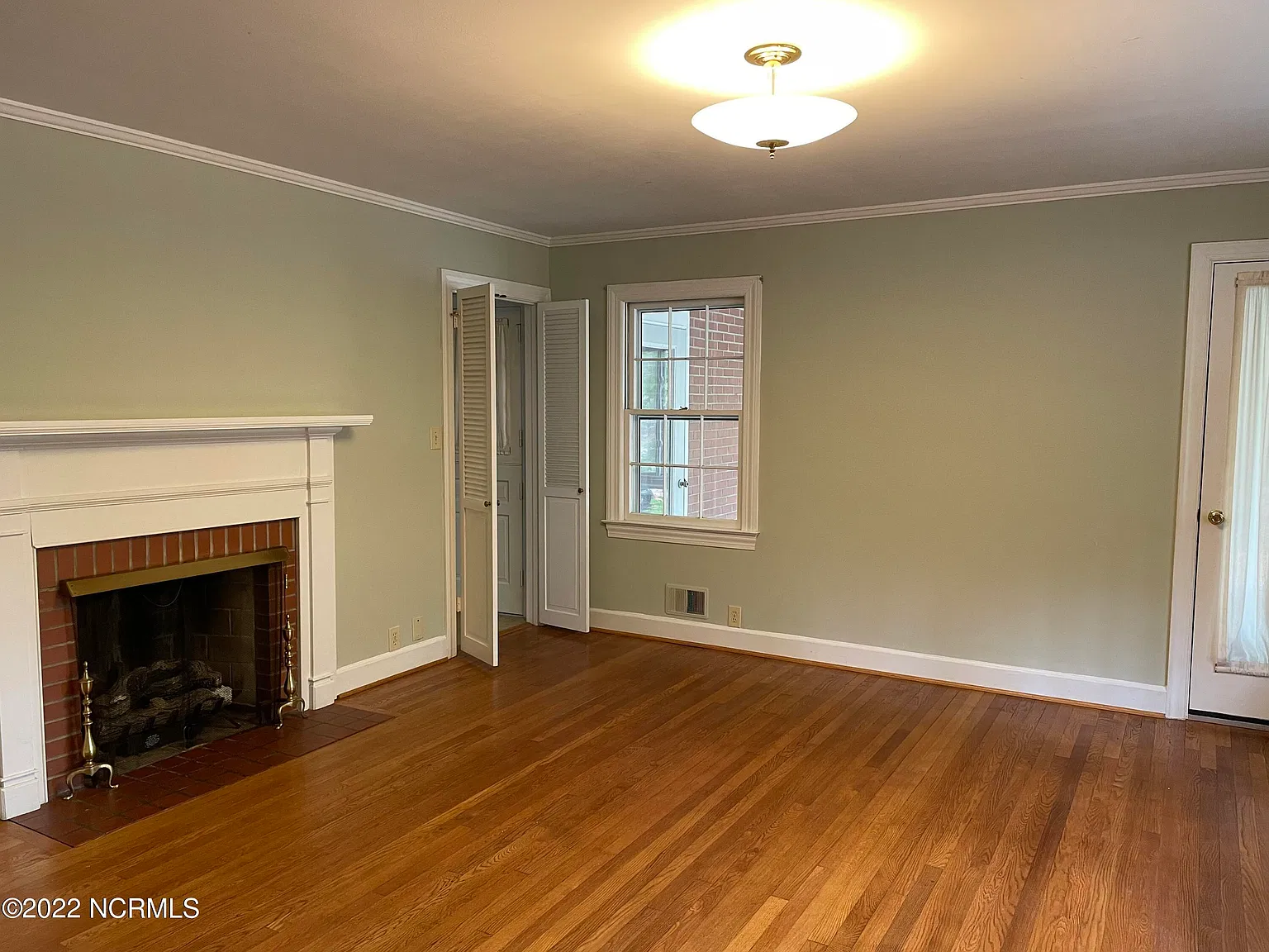 3 bed, 2.0 bath, 1450 sqft, $1,800 — Photo 4