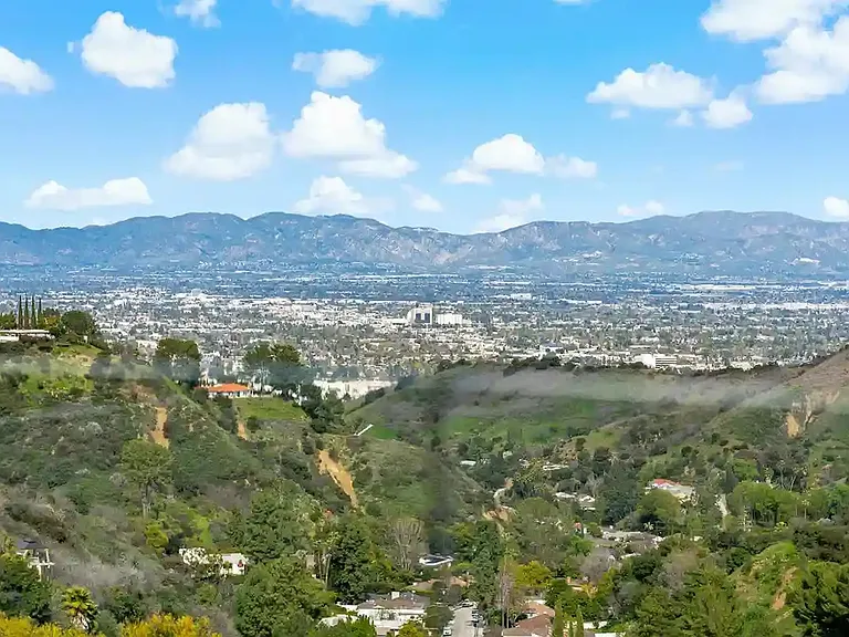 15105 Mulholland Dr — Photo 19