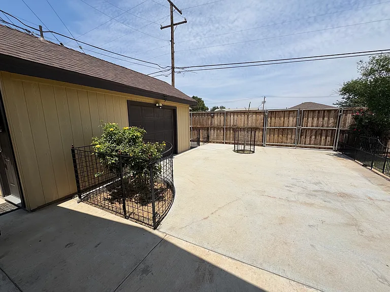 400 W Dengar Ave — Photo 14