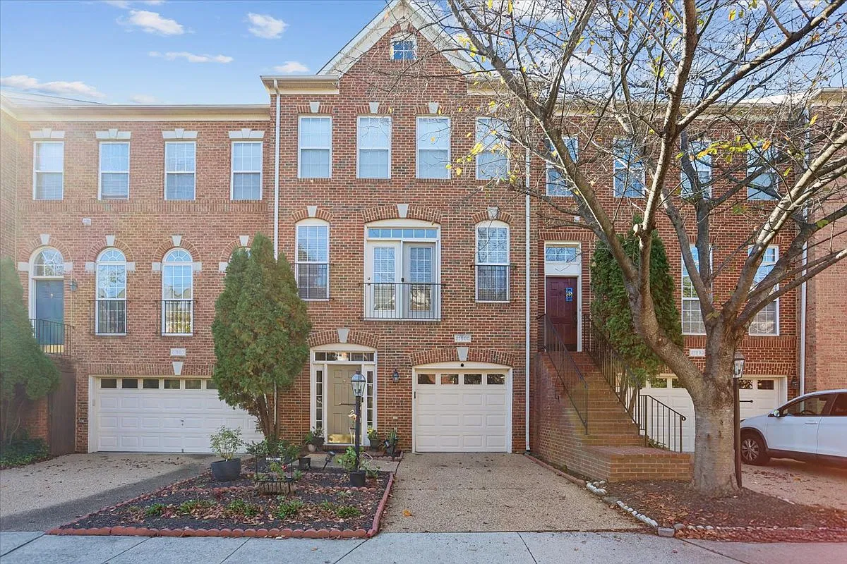 3 bed, 2.5 bath, 2148 sqft, $3,100 — Photo 1