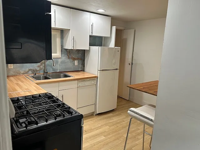 2 bed, 700 sqft, $2,300 — Photo 2