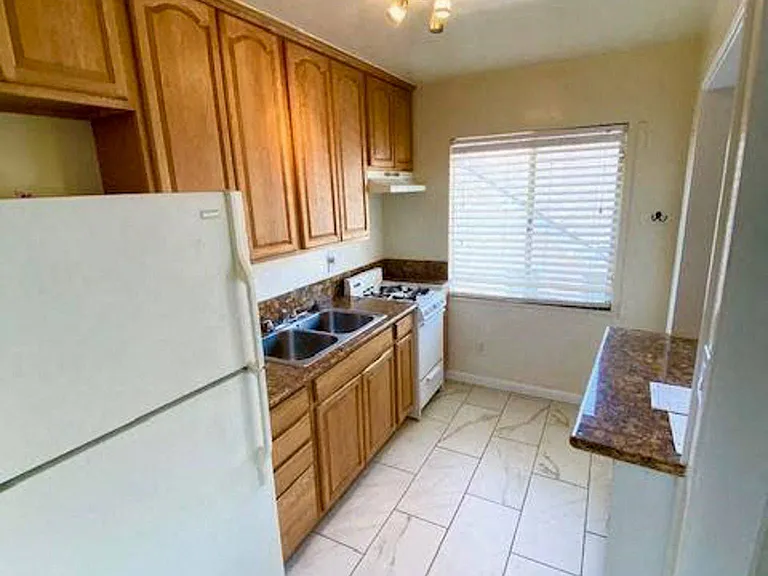529-541 S El Molino Ave — Photo 30