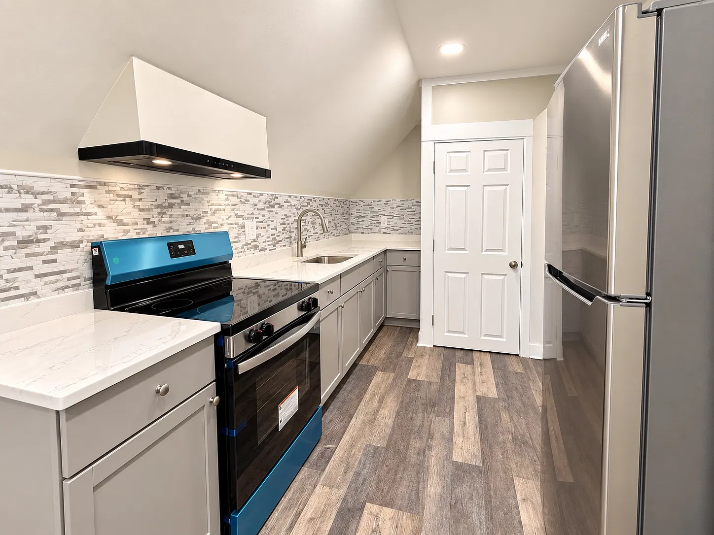 2 bed, 896 sqft, $2,300 — Photo 1