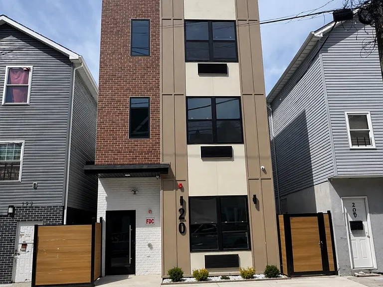 121 Governor St — Photo 1
