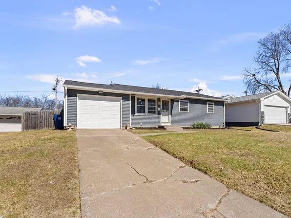 2310 W 38th Pl, Davenport, IA 52806