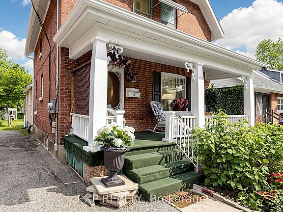 4th image of 28 Simcoe St