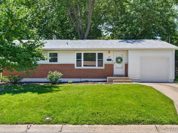 139 Woodlawn Dr, Saint Charles, MO 63301
