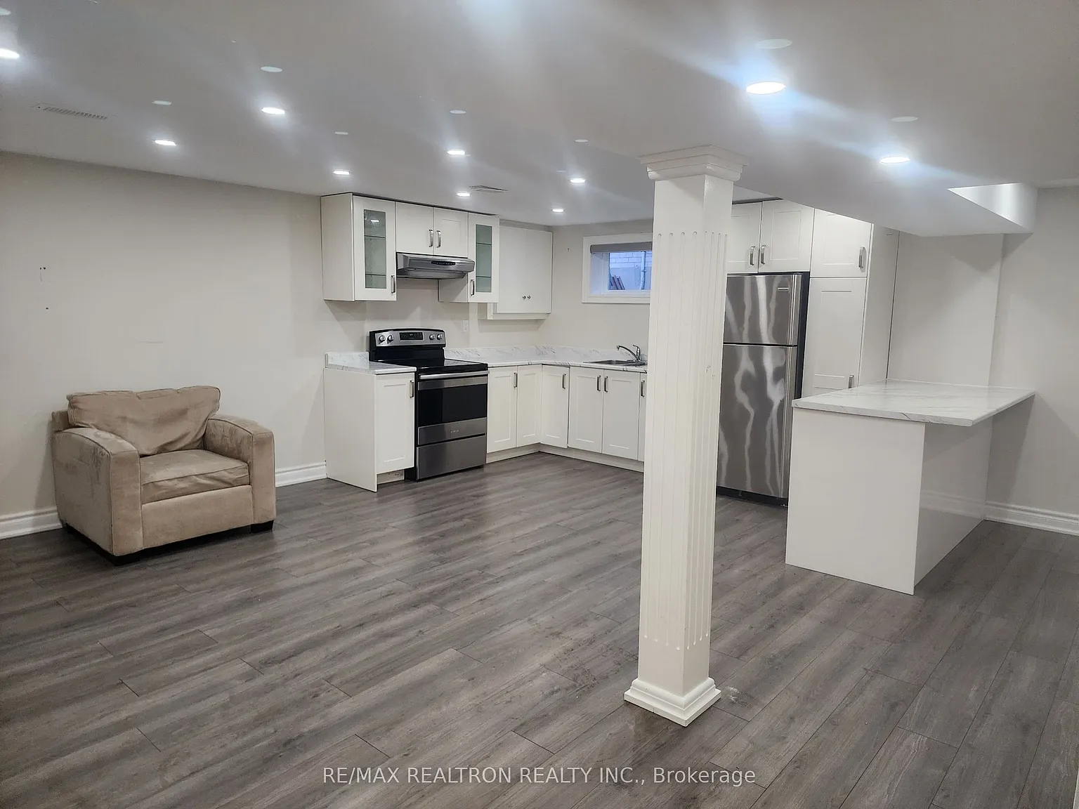 4 bed, $1,800 — Photo 1