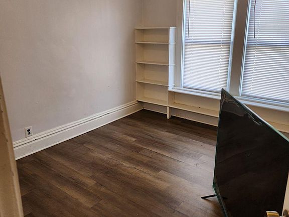 4th image of 5229 W Race Ave
