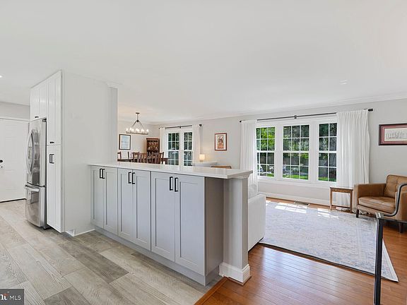 5th image of 9615 Lincolnwood Dr